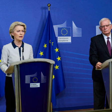 Evropska komisija predlaže osmi paket sankcija Rusiji, uključujući limit cene nafte