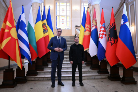 (N)i na Istok, (n)i na Zapad: Srpska spoljna politika između EU i Rusije